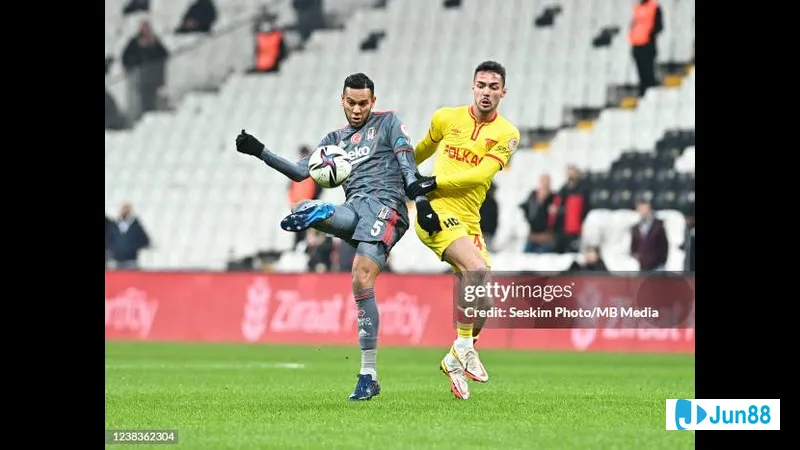 Cầu thủ Goztepe với chiến thuật phòng ngự chặt chẽ trước sức mạnh tấn công của Besiktas