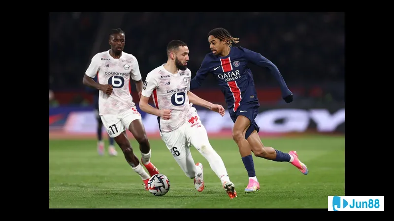 Cầu thủ Đan Mạch U17 vượt qua cầu thủ Andorra U17 trong trận đấu