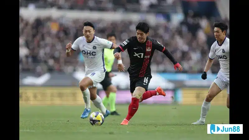 Cầu thủ Gangwon thể hiện sự quyết tâm khi chống lại cầu thủ Anyang trong trận đấu