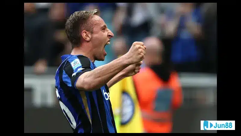 Cầu thủ Inter vượt qua cầu thủ Cremonese trên sân cỏ