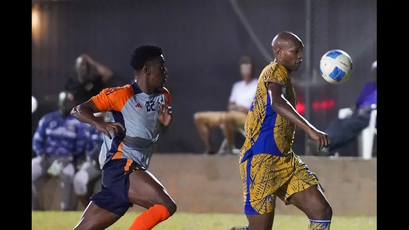 Cầu thủ của Defence Force nỗ lực cướp bóng từ cầu thủ của Prisin Service