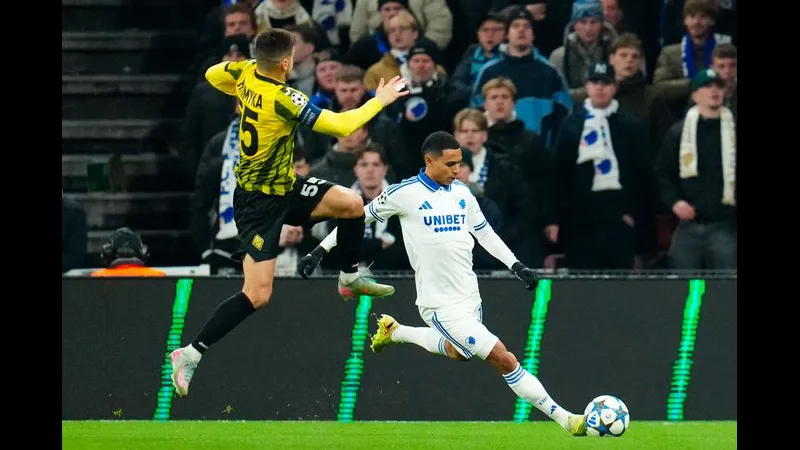 Cầu thủ của Kairat Almaty vượt qua hậu vệ của Olympiacos trong trận đấu.