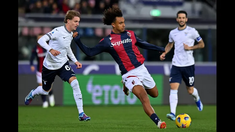 Cầu thủ Lazio vượt qua cầu thủ Bologna bằng kỹ thuật cá nhân tinh tế trên sân cỏ