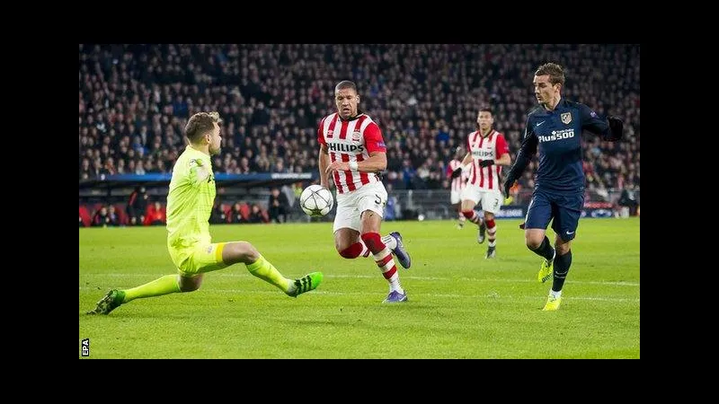 Cầu thủ PSV vượt qua cầu thủ Atletico Madrid trong trận đấu quyết liệt