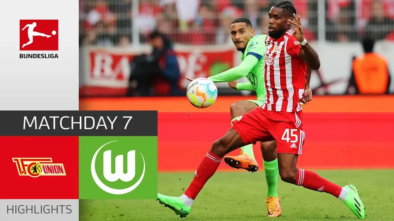 Cầu thủ của Wolfsburg vượt qua hậu vệ của Union Berlin trong trận đấu