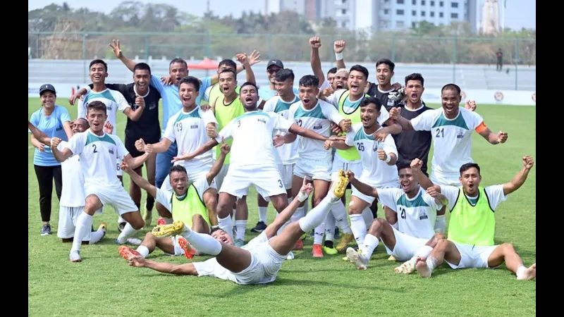Cầu thủ Meghalaya và Services đang tranh chấp quả bóng trên sân