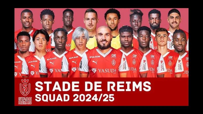 Cầu thủ Stade de Reims cúi người để cướp bóng khỏi Saint