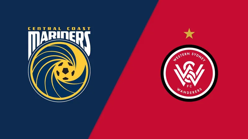 Cầu thủ Central Coast Mariners và Western Sydney Wanderers tranh chấp bóng trên sân