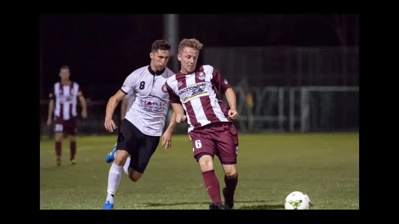 Cầu thủ Holland Park Hawks và Logan Lightning đua tranh quả bóng trên sân cỏ