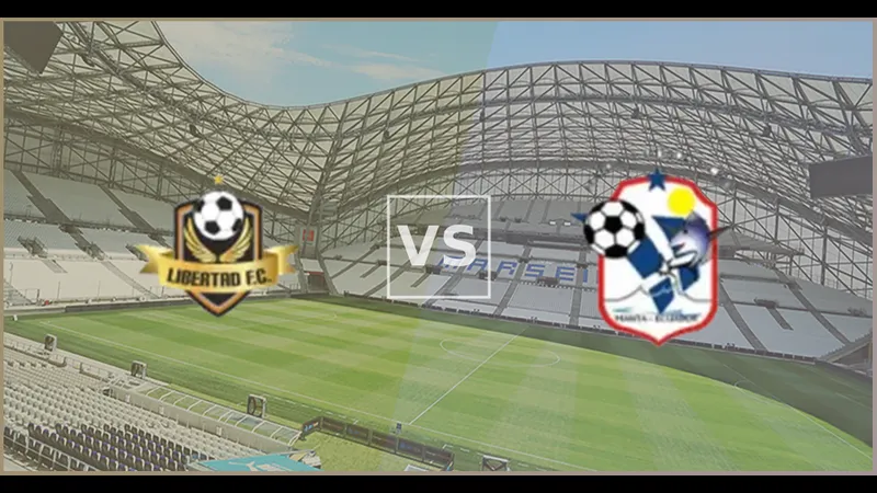 Cầu thủ của Libertad đang tấn công quyết liệt trước phòng ngự của đội Manta