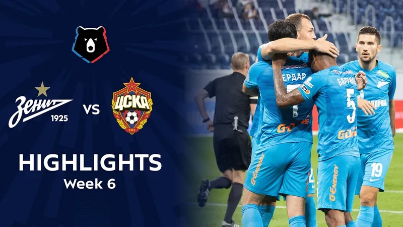 Cầu thủ Zenit và CSKA Moscow tranh chấp quả bóng trên sân cỏ