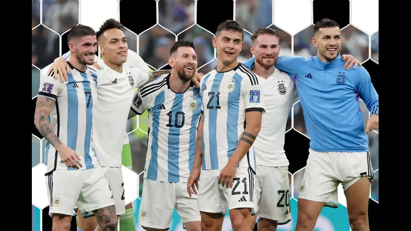 Cầu thủ Argentina và Zambia tranh chấp trên sân cỏ