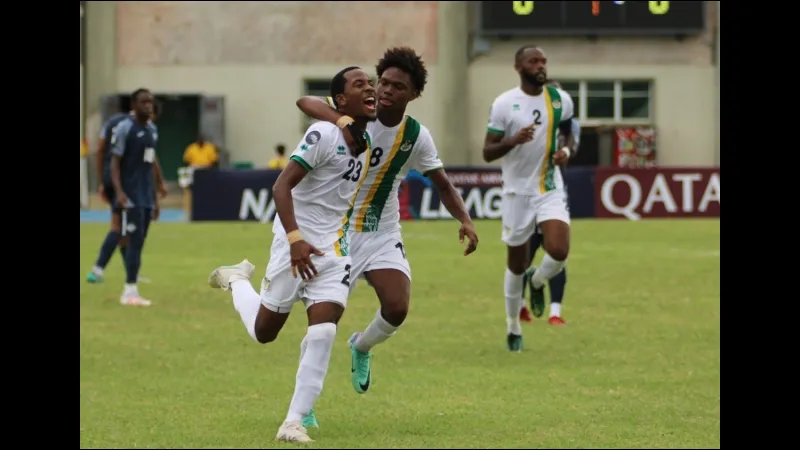 Cầu thủ Dominica và Sint Maarten tranh chấp quả bóng trên sân