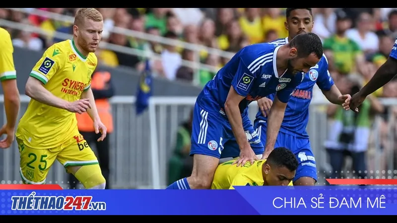 Cầu thủ Nantes và Strasbourg tranh chấp quả bóng trên sân