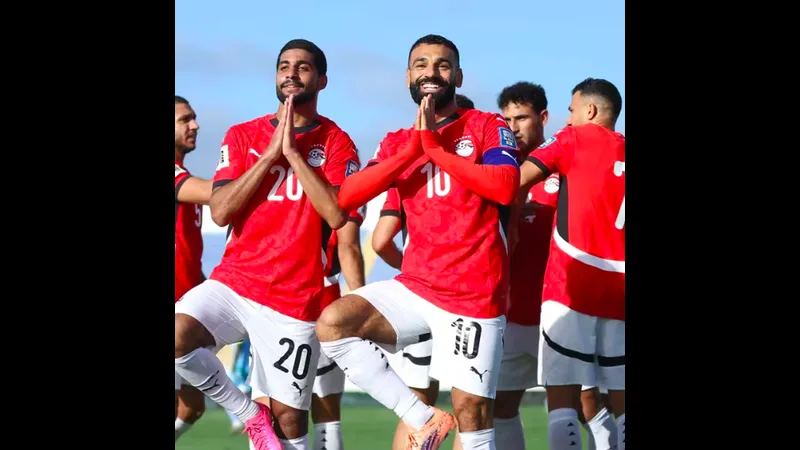 Cầu thủ Ai Cập chạy nhanh với bóng trước sự áp sát từ cầu thủ Tây Ban Nha